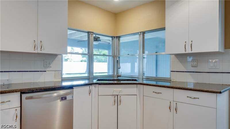 3 bedroom SingleFamilyResidence at 909 SE 27th St, Cape Coral, Cape Coral — photo 4
