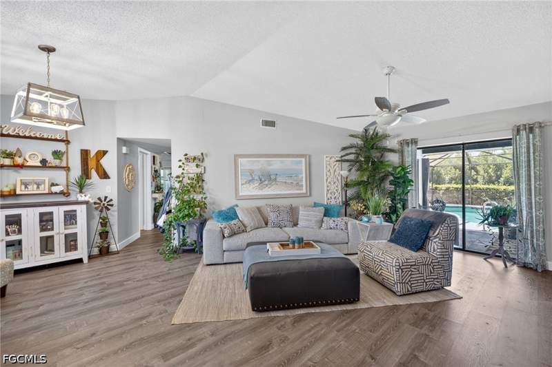 3 bedroom SingleFamilyResidence at 916 SE 21st Ln, Cape Coral, Cape Coral — photo 4
