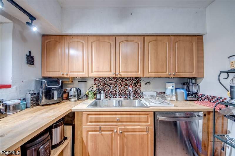 4 bedroom SingleFamilyResidence at 101 Powell Creek Cir, North Fort Myers, North Fort Myers — photo 3