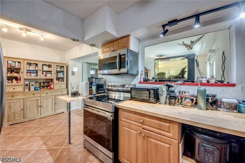 4 bedroom SingleFamilyResidence at 101 Powell Creek Cir, North Fort Myers, North Fort Myers — photo 4