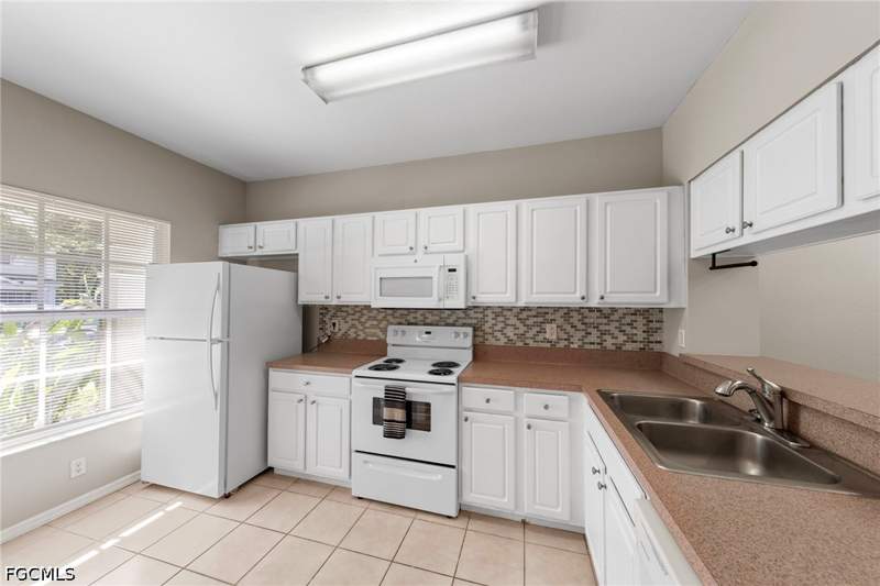 2 bedroom Townhouse at 10032 Poppy Hill Dr, Cypress Landing, Fort Myers — photo 4