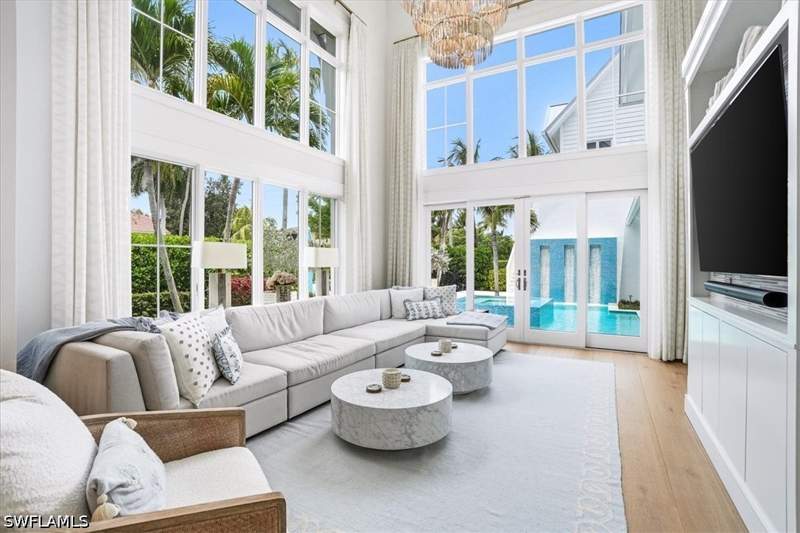 4 bedroom SingleFamilyResidence at 1011 6th St S, Olde Naples, Naples — photo 2