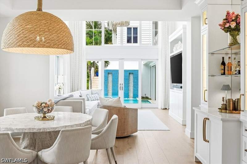 4 bedroom SingleFamilyResidence at 1011 6th St S, Olde Naples, Naples — photo 4