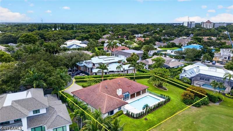 3 bedroom SingleFamilyResidence at 700 Hollybriar Ln, Pelican Bay Woods, Naples — photo 5