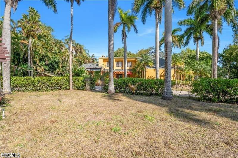 5 bedroom SingleFamilyResidence at 184 W Mariana Ave, North Fort Myers, North Fort Myers — photo 3