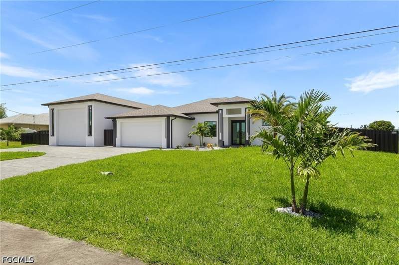4 bedroom SingleFamilyResidence at 1018 NE Juanita Pl, Cape Coral, Cape Coral — photo 2