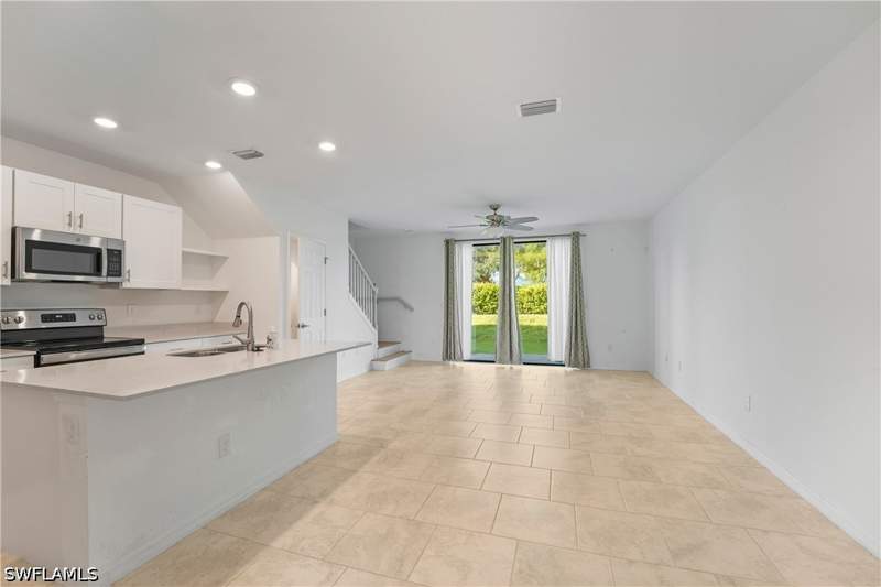 3 bedroom Townhouse at 14053 Oviedo Pl, Portico, Fort Myers — photo 2