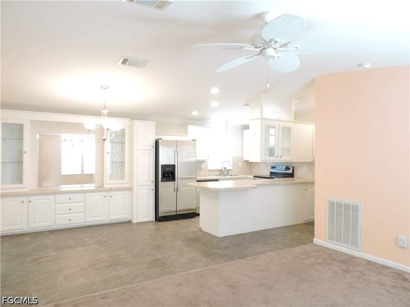 2 bedroom ManufacturedHome at 20701 Garden Dr, Mariners Cove, Estero — photo 4