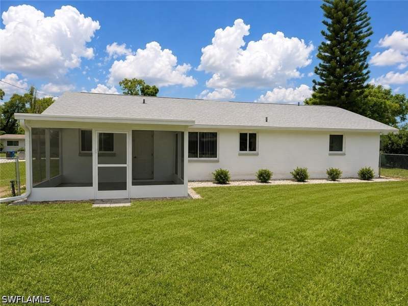 2 bedroom SingleFamilyResidence at 2137 Gorham Ave, Fort Myers Villas, Fort Myers — photo 3