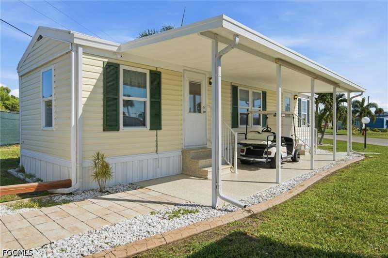 2 bedroom ManufacturedHome at 5558 Palm Beach Blvd 5, Sun-N-Fun Mobile Home Village, Fort Myers — photo 2