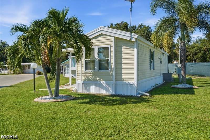 2 bedroom ManufacturedHome at 5558 Palm Beach Blvd 5, Sun-N-Fun Mobile Home Village, Fort Myers — photo 3