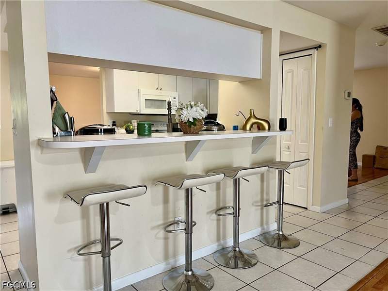 3 bedroom SingleFamilyResidence at 118 SW 10th Ter, Cape Coral, Cape Coral — photo 2
