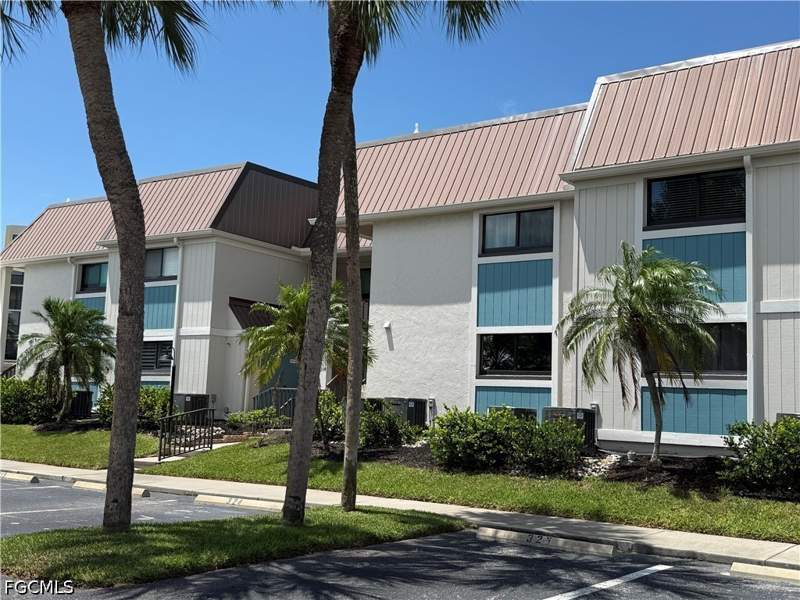 1 bedroom Condominium at 200 Lenell Rd 326, Estero Island Yacht & Racquet Club Condo, Fort Myers Beach — photo 4