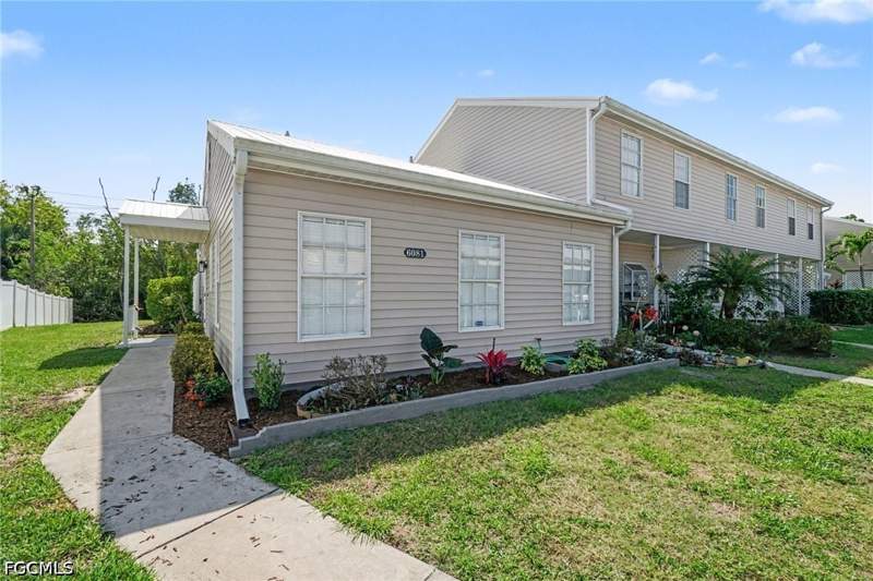 2 bedroom Townhouse at 6081 Lake Front Dr, Island Park Woods, Fort Myers — photo 2