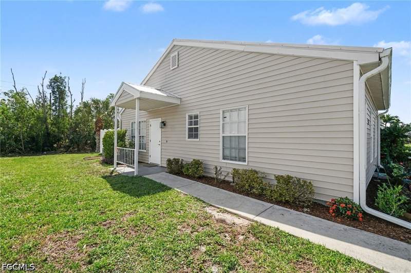 2 bedroom Townhouse at 6081 Lake Front Dr, Island Park Woods, Fort Myers — photo 3