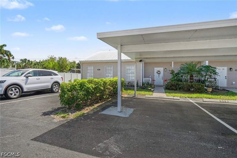 2 bedroom Townhouse at 6081 Lake Front Dr, Island Park Woods, Fort Myers — photo 4