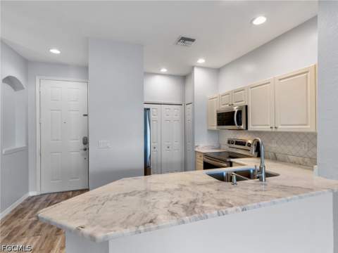 4231 Liron Ave 202, Fort Myers FL - photo 6 of 31