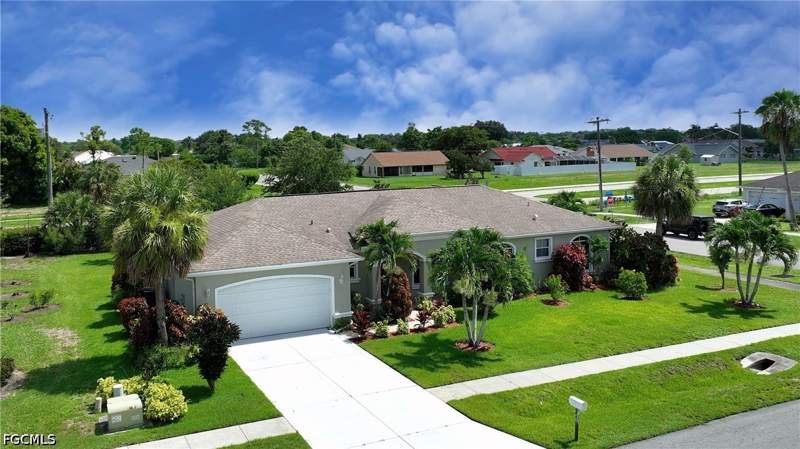 4 bedroom SingleFamilyResidence at 599 Genevieve Dr, Bethany Trace, Lehigh Acres — photo 2