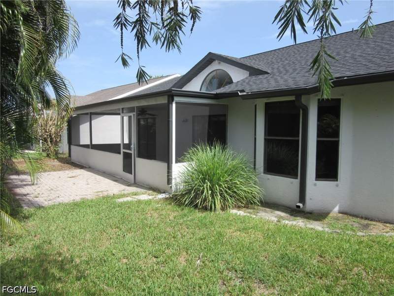 3 bedroom SingleFamilyResidence at 6656 Wakefield Dr, Villas Four, Fort Myers — photo 2