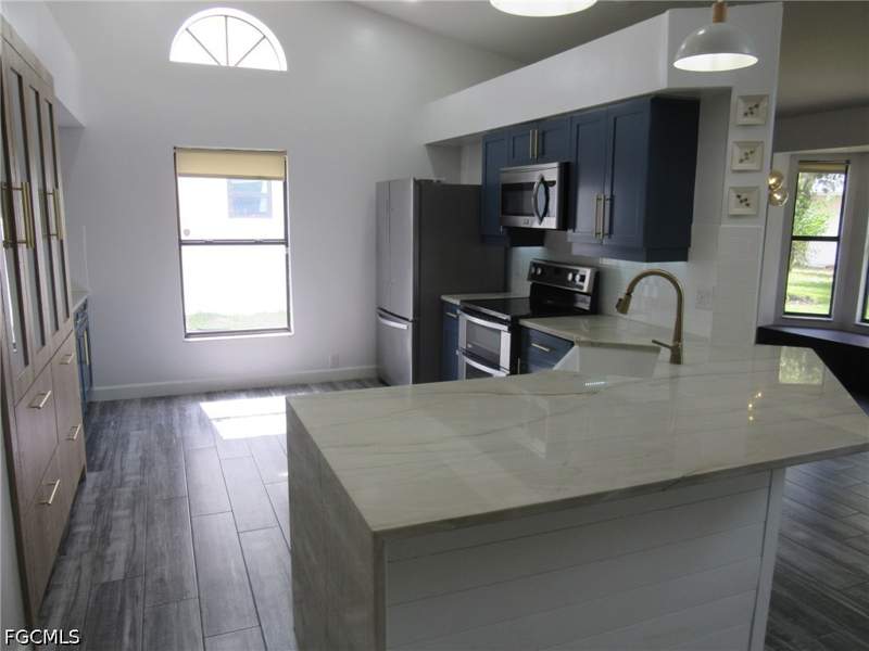 3 bedroom SingleFamilyResidence at 6656 Wakefield Dr, Villas Four, Fort Myers — photo 4
