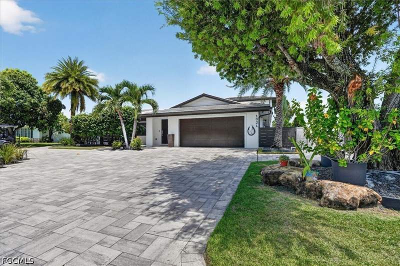 4 bedroom SingleFamilyResidence at 1021 Wittman Dr, Town And River, Fort Myers — photo 2