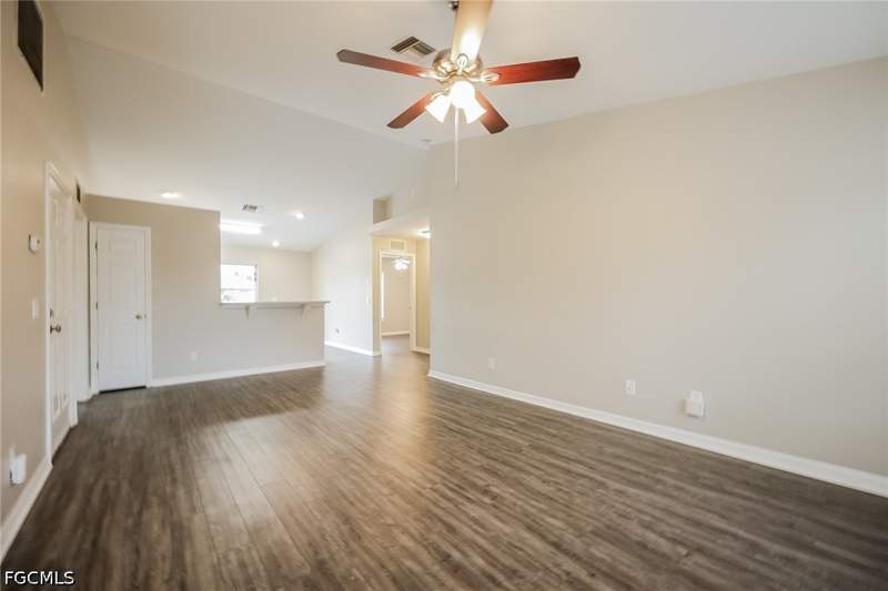 3 bedroom SingleFamilyResidence at 215 Manasota St, Mirror Lakes, Fort Myers — photo 3