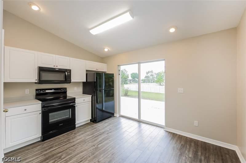 3 bedroom SingleFamilyResidence at 215 Manasota St, Mirror Lakes, Fort Myers — photo 5