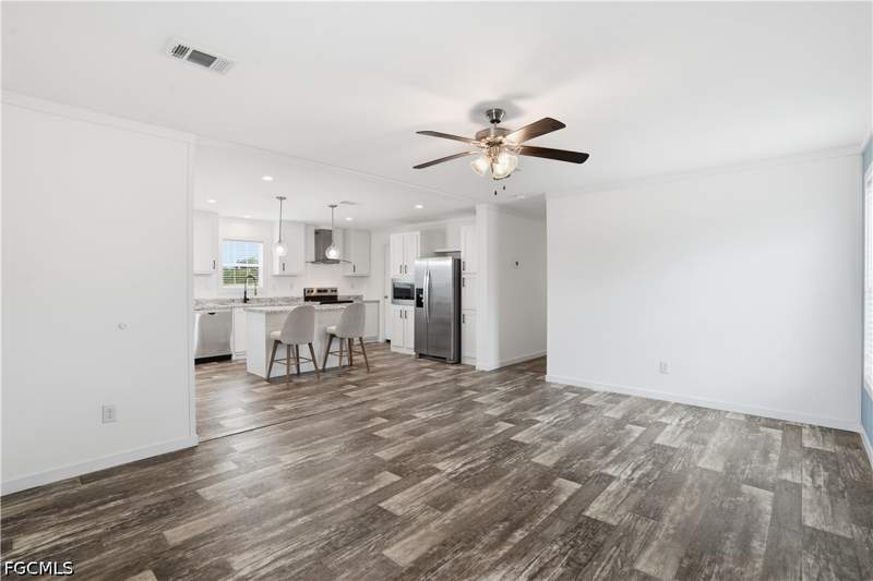 3 bedroom ManufacturedHome at 7 Birch Blvd, Plantation Estates Mobile Home, Fort Myers — photo 2