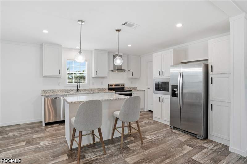 3 bedroom ManufacturedHome at 7 Birch Blvd, Plantation Estates Mobile Home, Fort Myers — photo 3
