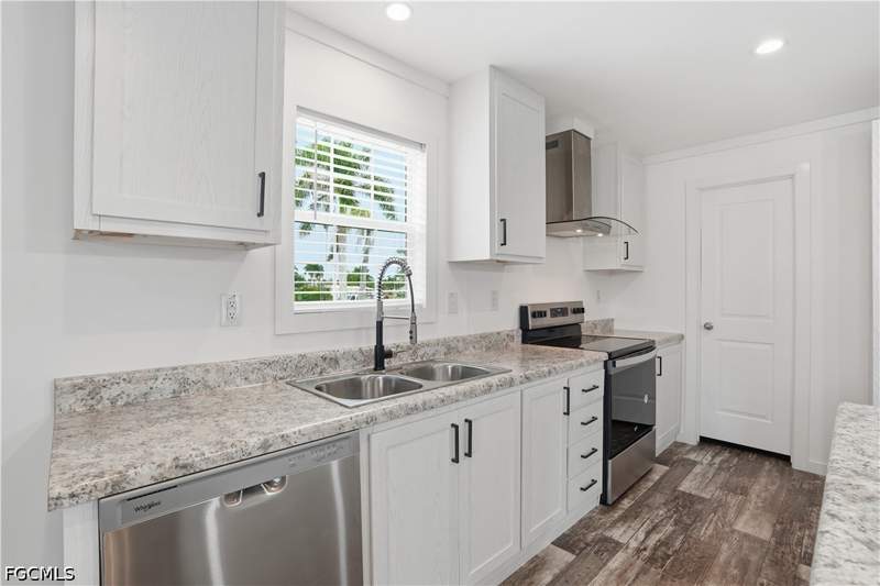 3 bedroom ManufacturedHome at 7 Birch Blvd, Plantation Estates Mobile Home, Fort Myers — photo 4