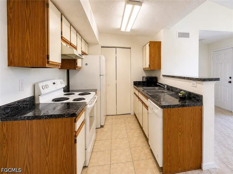 1 bedroom Condominium at 12640 Equestrian Cir 1912, Venetian Palms, Fort Myers — photo 4