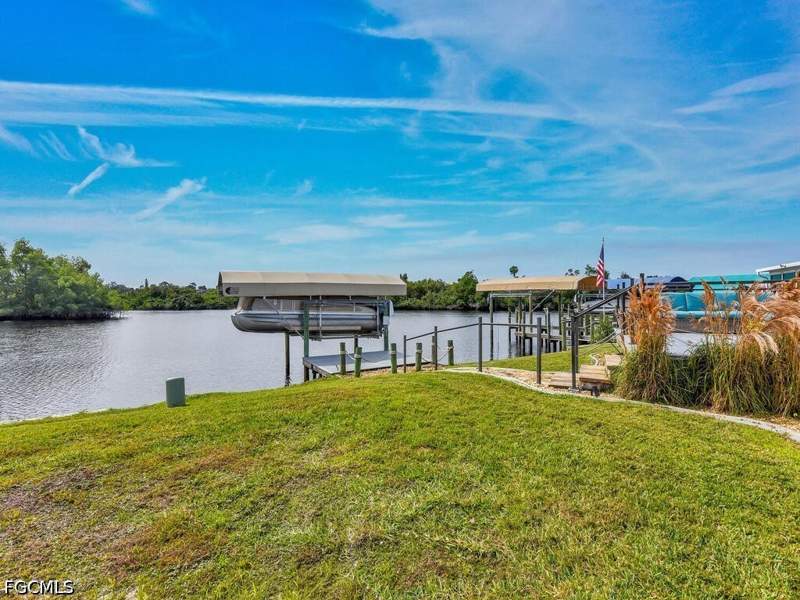 2 bedroom ManufacturedHome at 37 Channel Ln, Orange Harbor Mobile Home Park, Fort Myers — photo 3