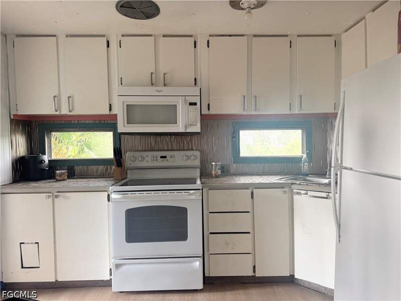 2 bedroom ManufacturedHome at 4821 Curlew Dr, Flamingo Bay, St James City — photo 3