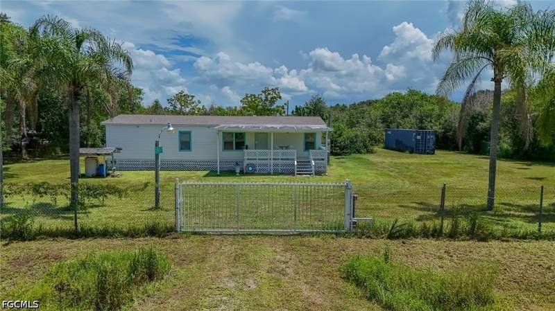 3 bedroom ManufacturedHome at 735 N Granja St, Montura Ranch Sec 14, Clewiston — photo 2