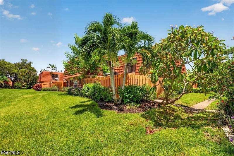 2 bedroom Condominium at 1448 Park Shore Cir 2, Hamlet, Fort Myers — photo 2