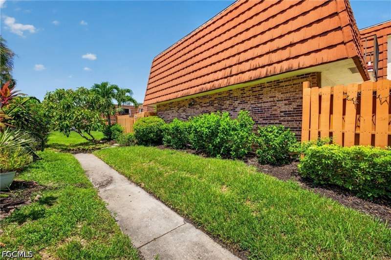 2 bedroom Condominium at 1448 Park Shore Cir 2, Hamlet, Fort Myers — photo 3