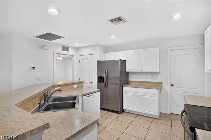3 bedroom SingleFamilyResidence at 2902 49th St W, Lehigh Acres, Lehigh Acres — photo 5