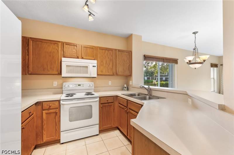 2 bedroom Townhouse at 10059 Poppy Hill Dr, Cypress Landing, Fort Myers — photo 5