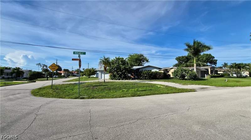 2 bedroom SingleFamilyResidence at 5201 Glade Ct NE, Yacht Club, Cape Coral — photo 2