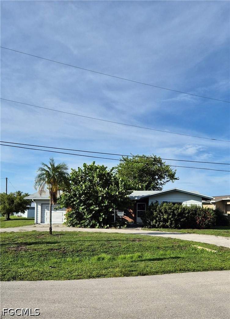 2 bedroom SingleFamilyResidence at 5201 Glade Ct NE, Yacht Club, Cape Coral — photo 3