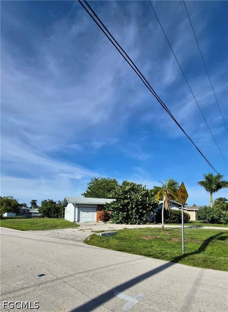 2 bedroom SingleFamilyResidence at 5201 Glade Ct NE, Yacht Club, Cape Coral — photo 4