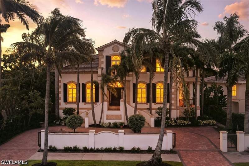 5 bedroom SingleFamilyResidence at 40 5th Ave S, Olde Naples, Naples — photo 3