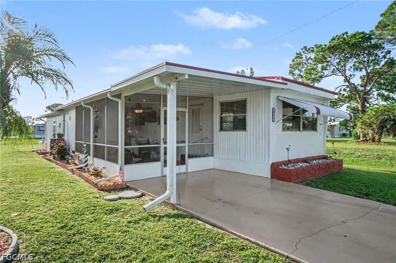 2 bedroom ManufacturedHome at 881 Homestead Dr, Lazy Days Mobile Village, North Fort Myers — photo 4