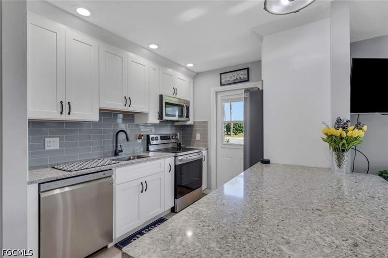2 bedroom Attached at 46 Laconia Ct, Cypress Lake Gardens Condo, Fort Myers — photo 3
