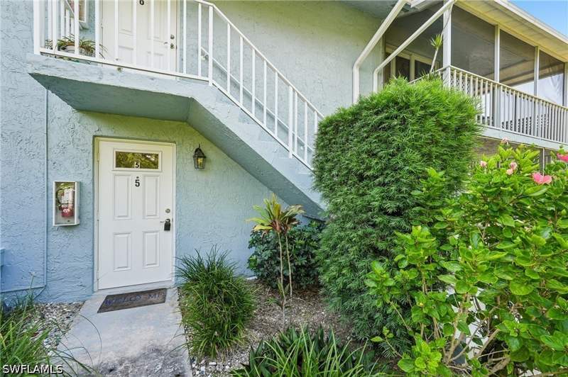 2 bedroom Condominium at 248 Palm Dr 5, Glades Country Club, Naples — photo 4