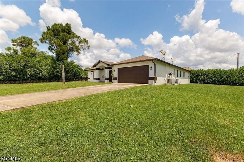 4 bedroom SingleFamilyResidence at 691 Manhattan St E, Lehigh Acres, Lehigh Acres — photo 2