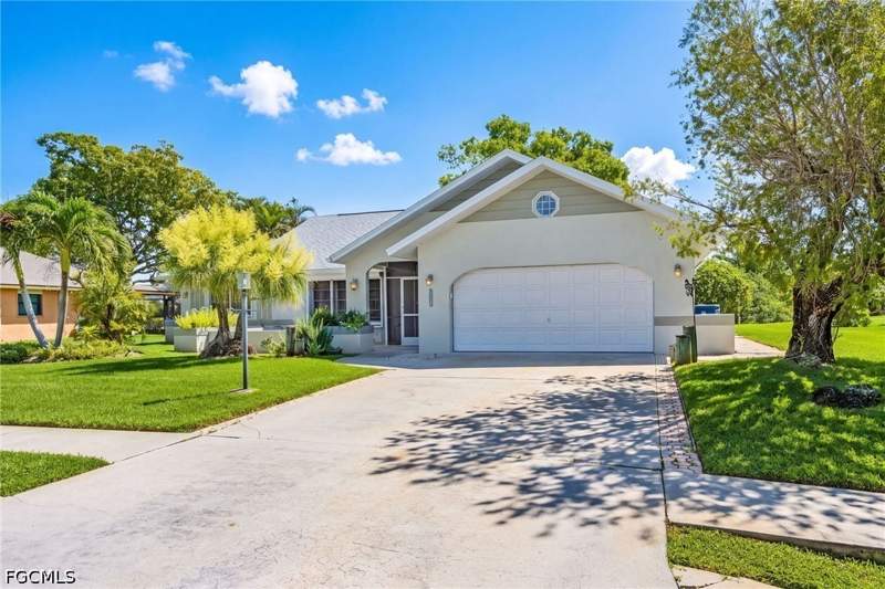 3 bedroom SingleFamilyResidence at 4220 Glasgow Ct, Lochmoor, North Fort Myers — photo 2