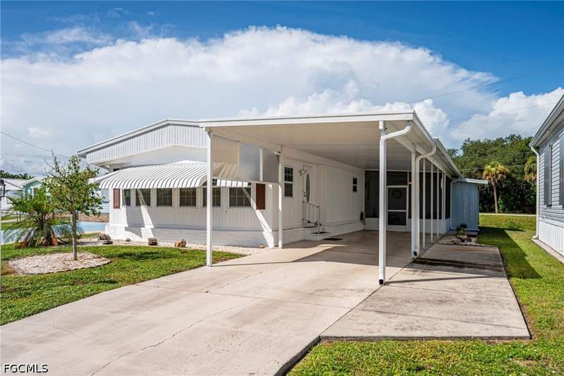 3 bedroom ManufacturedHome at 210 Sante Fe Trl, Carriage Village, North Fort Myers — photo 2