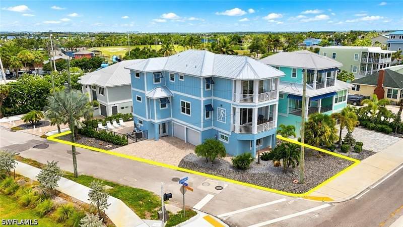4 bedroom SingleFamilyResidence at 2601 Estero Blvd, Winkler Subdivision, Fort Myers Beach — photo 4