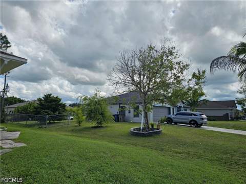818 Albert Ave, Lehigh Acres FL - photo 11 of 38